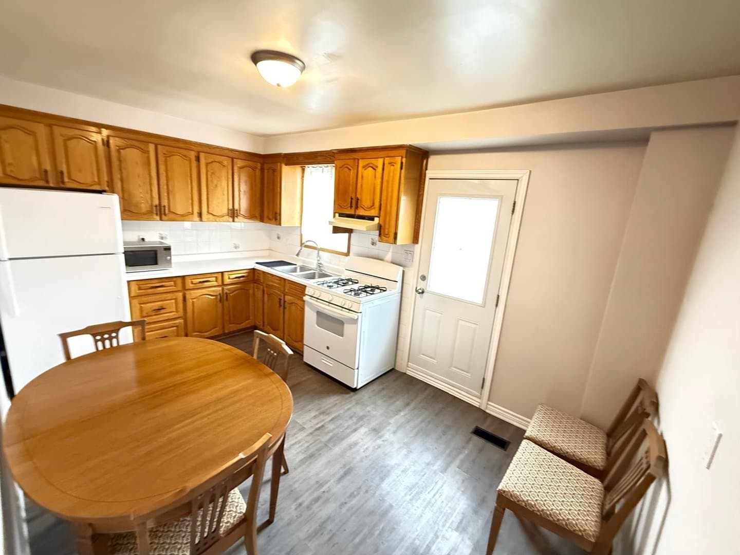 100 Peterborough Avenue - Photo 2