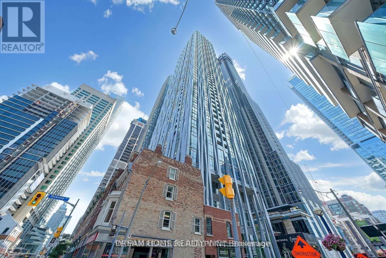1 Yorkville Avenue - Photo 2