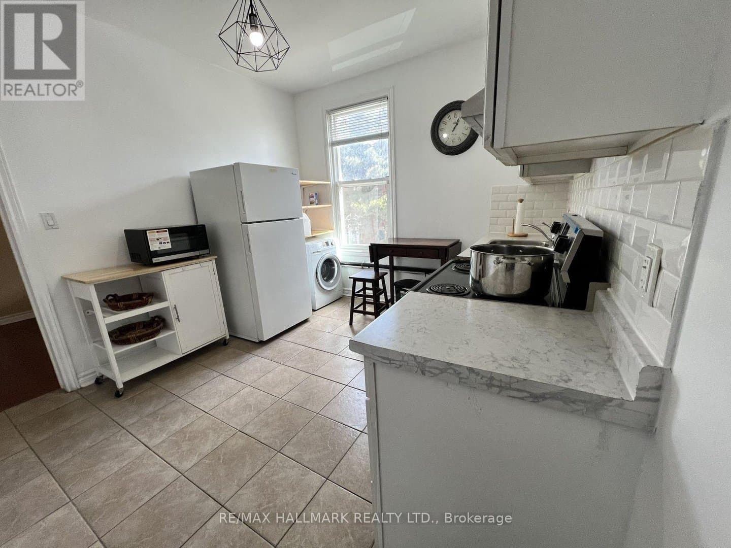 374 Dundas Street - Photo 2