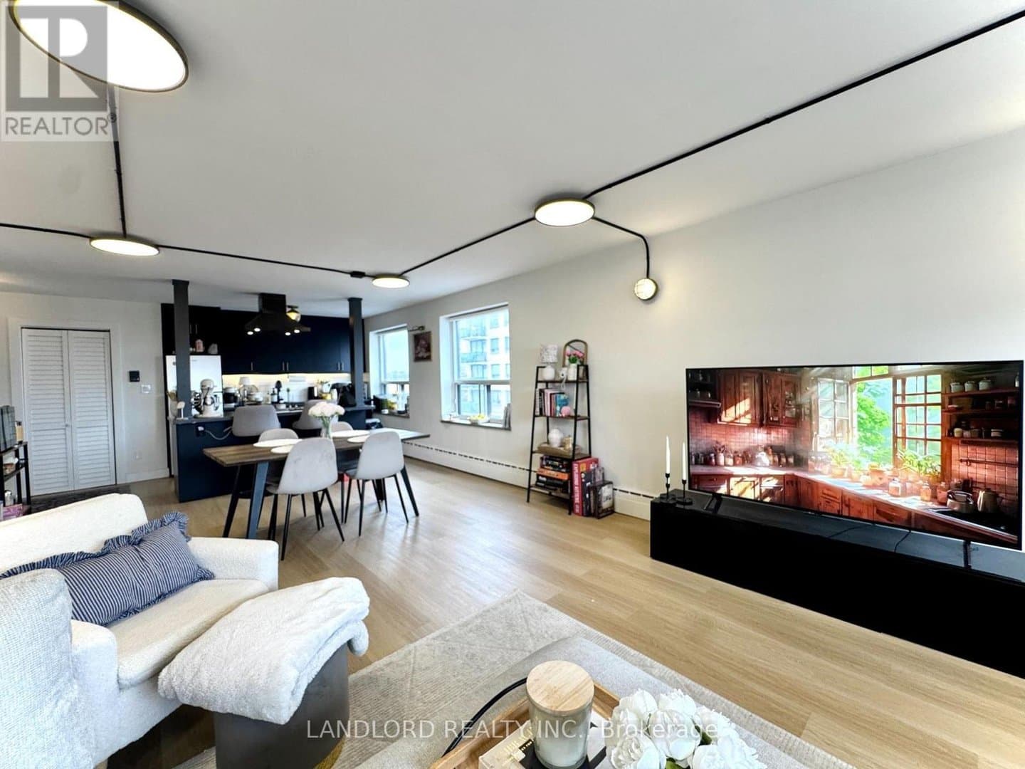 420 Eglinton Avenue - Photo 2