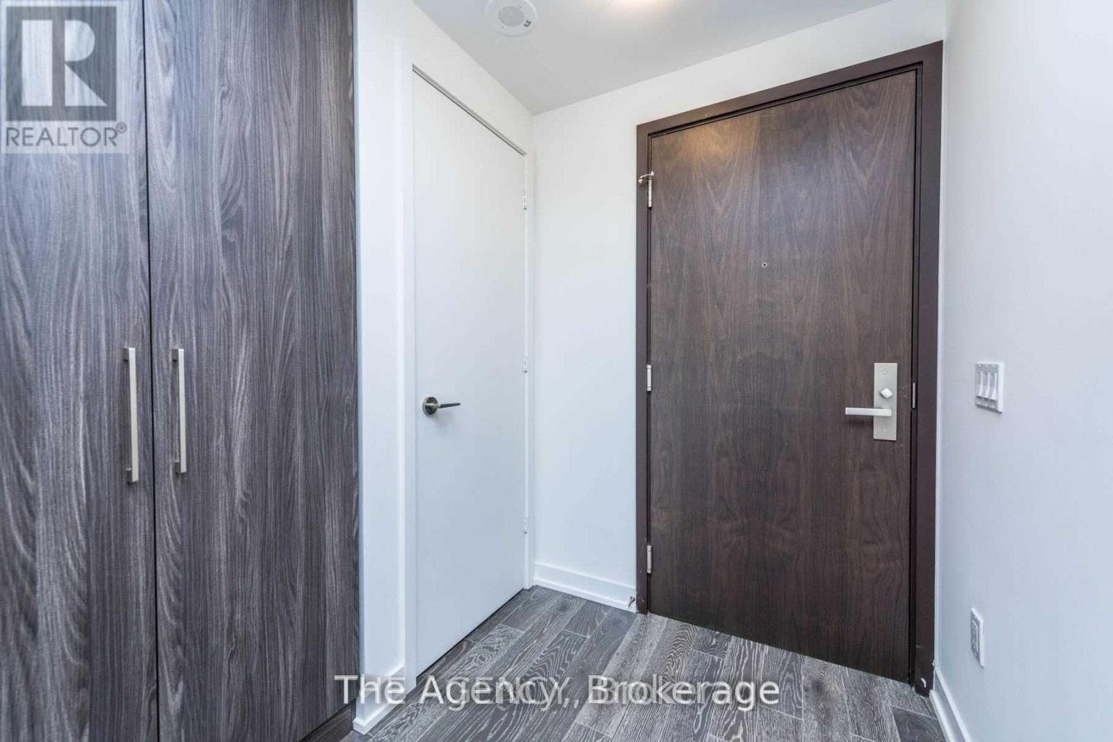 1 Yorkville Avenue - Photo 2