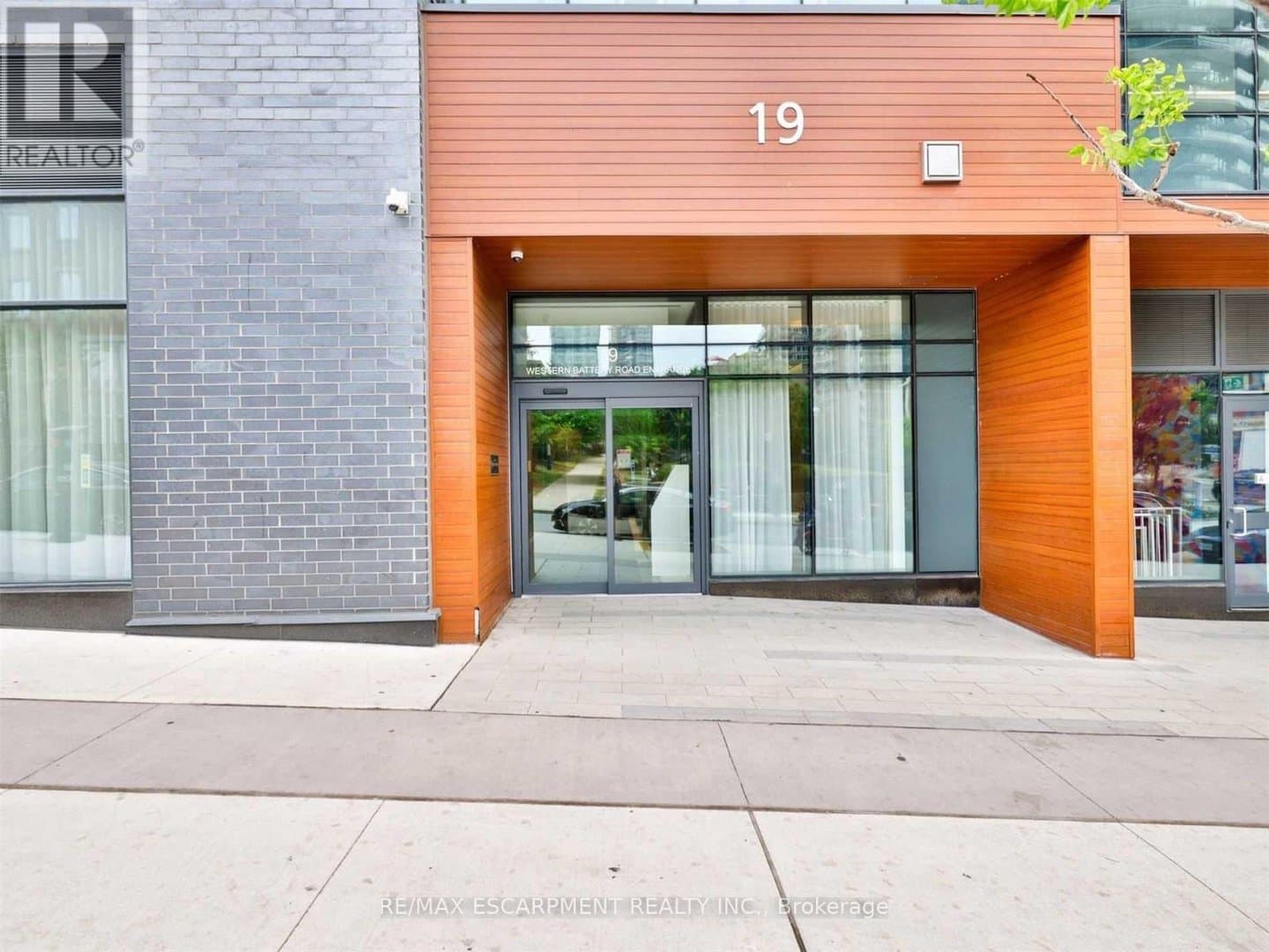 19 Western Battery Road - Photo 2