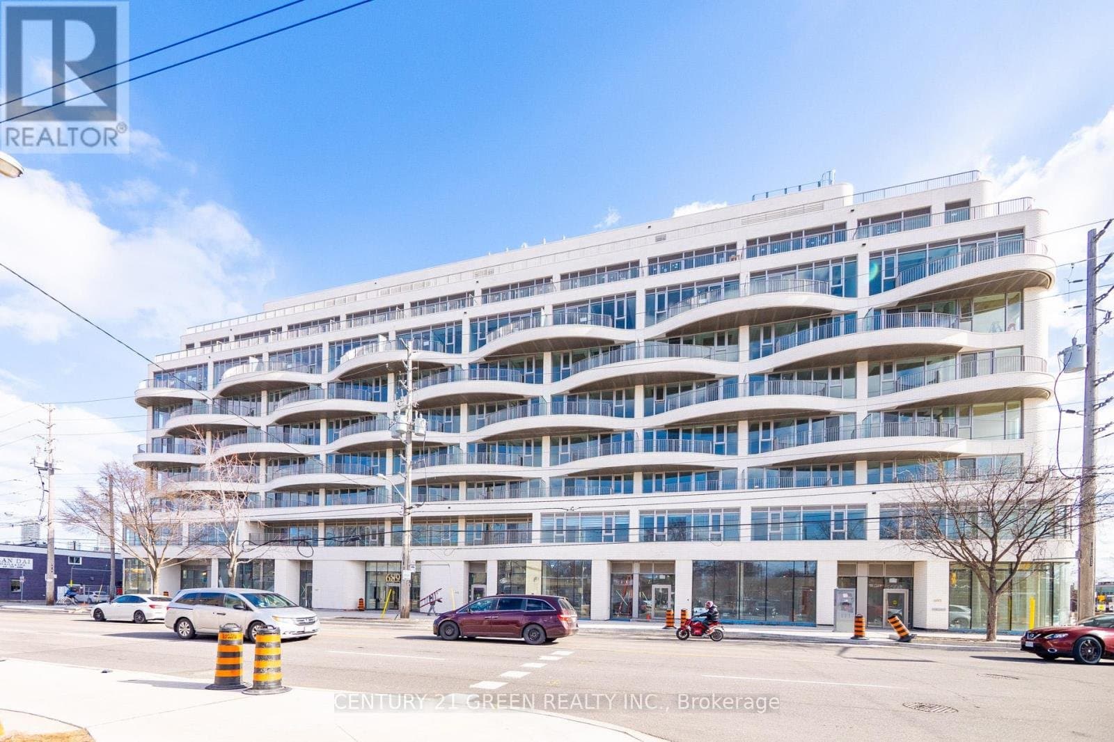 689 The Queensway - Photo 3