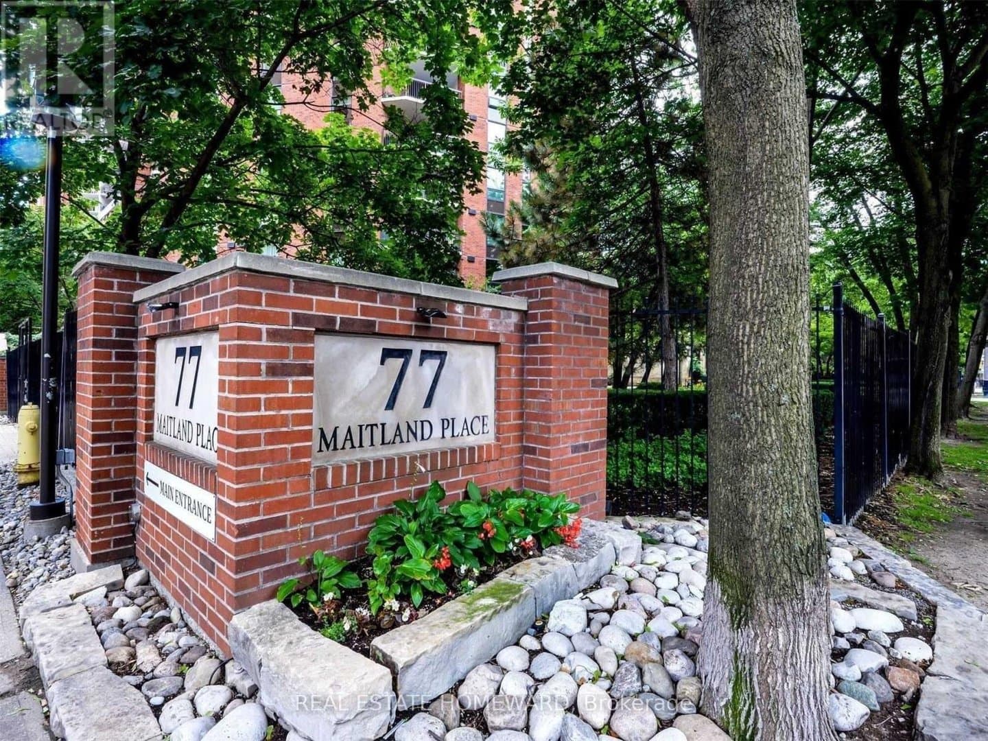 77 Maitland Place - Photo 2