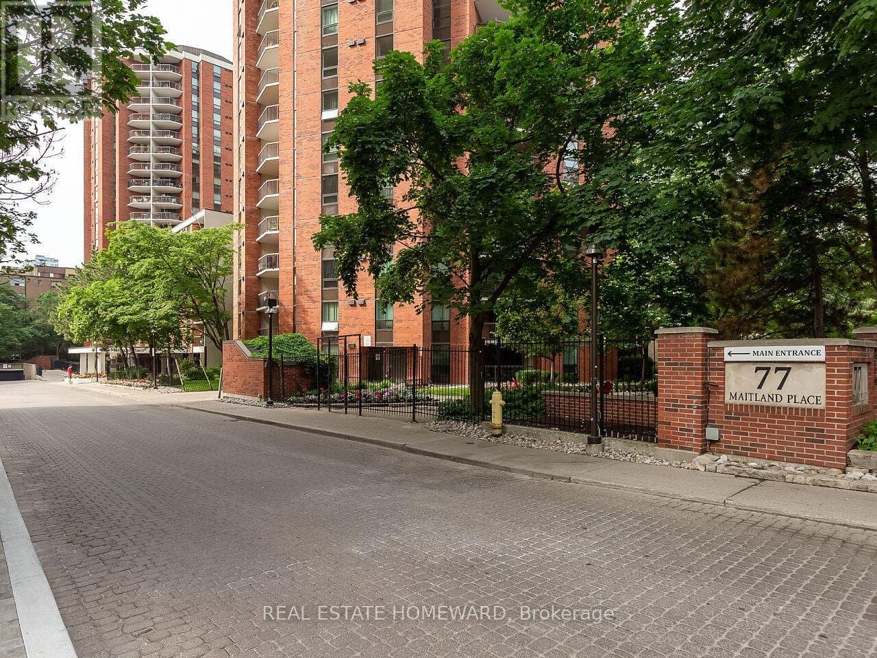 77 Maitland Place - Photo 3
