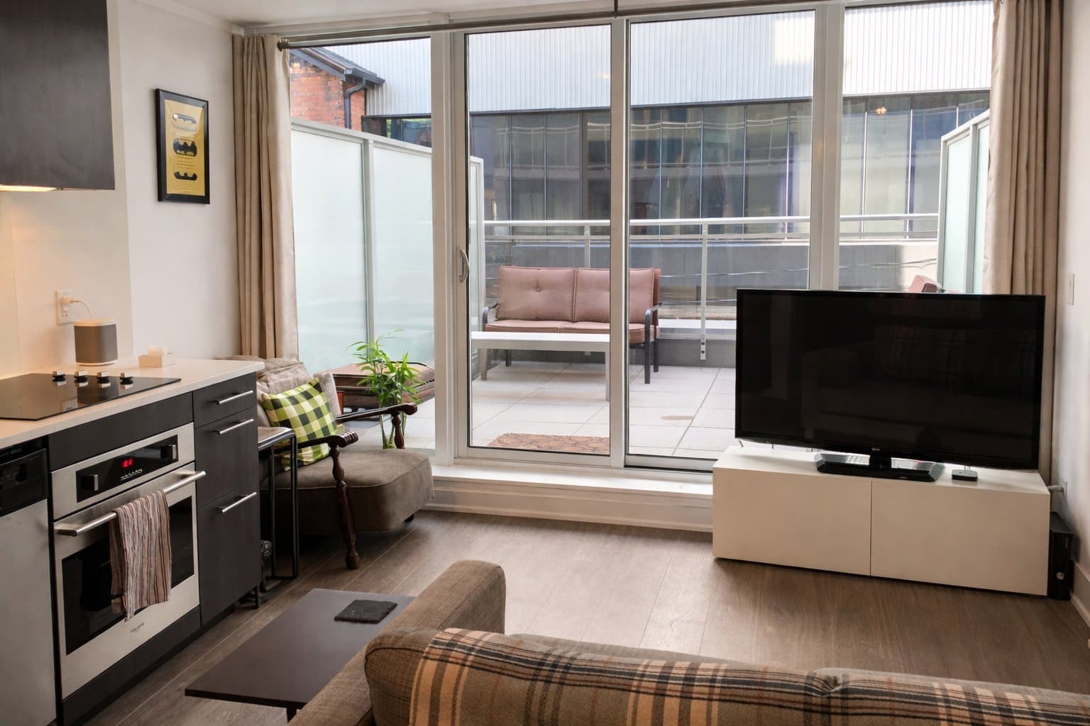508 Wellington Street West - Photo 4