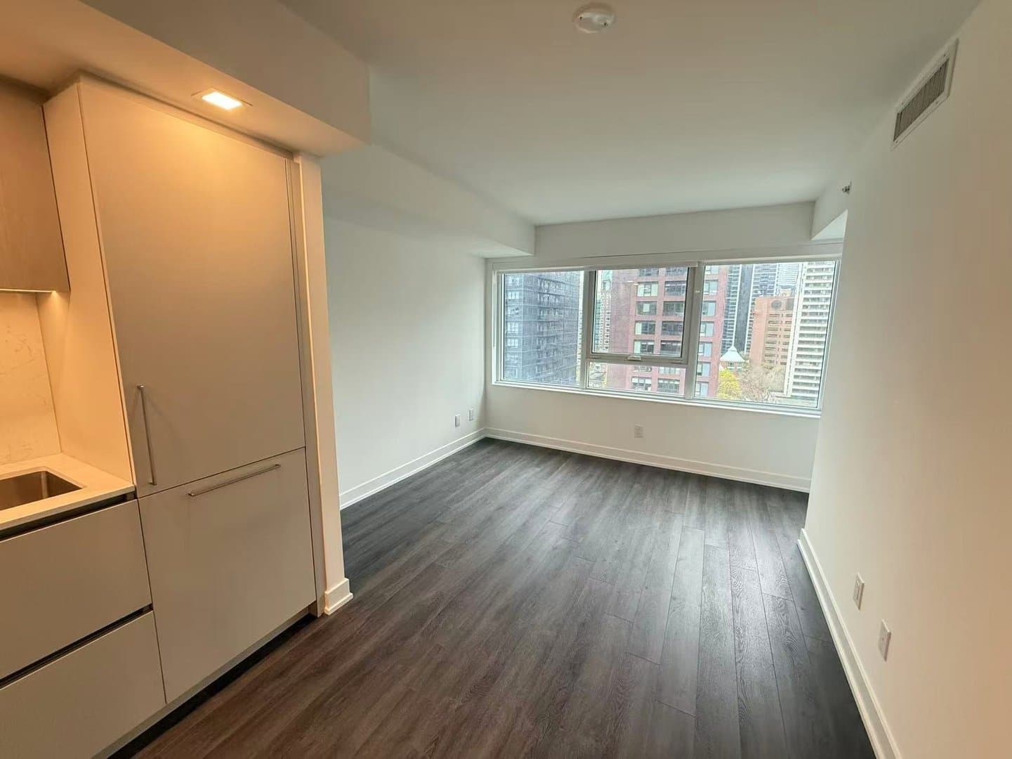 609 Sherbourne Street - Photo 3