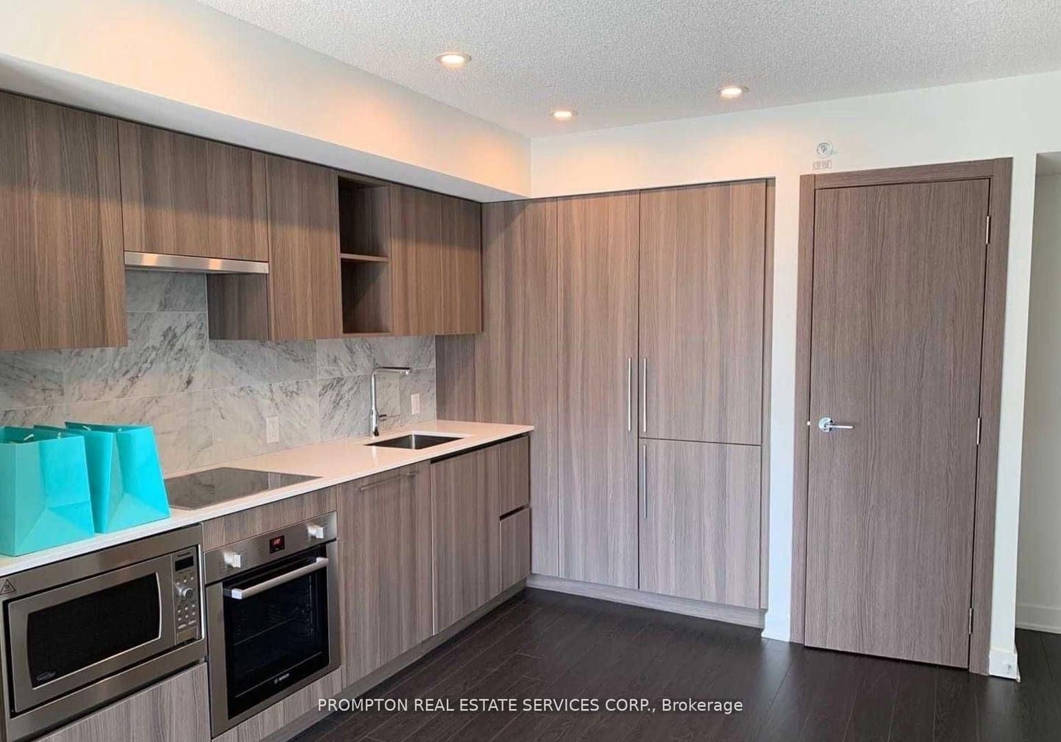 19 Bathurst Street - Photo 3