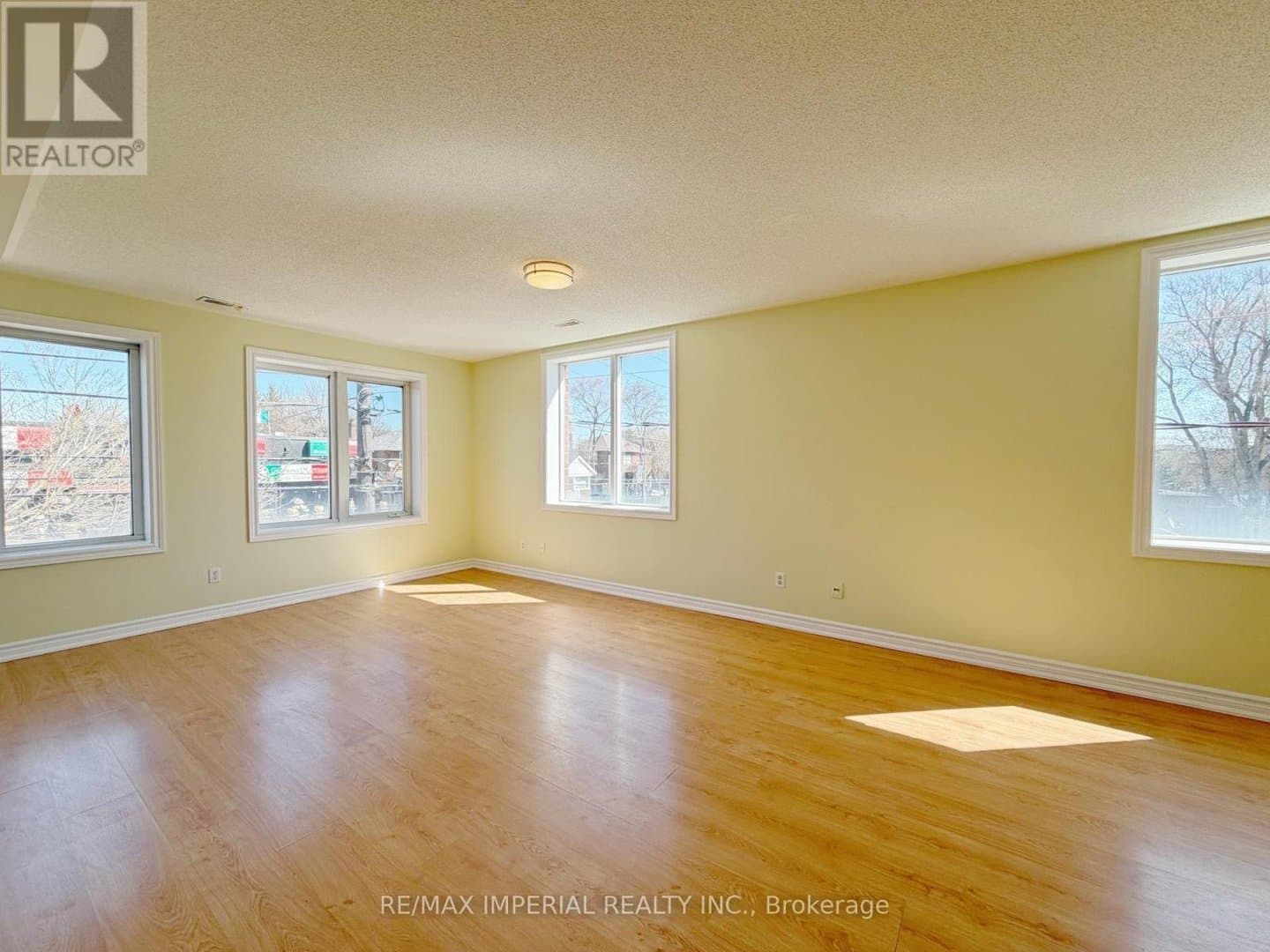 621A The Queensway - Photo 2