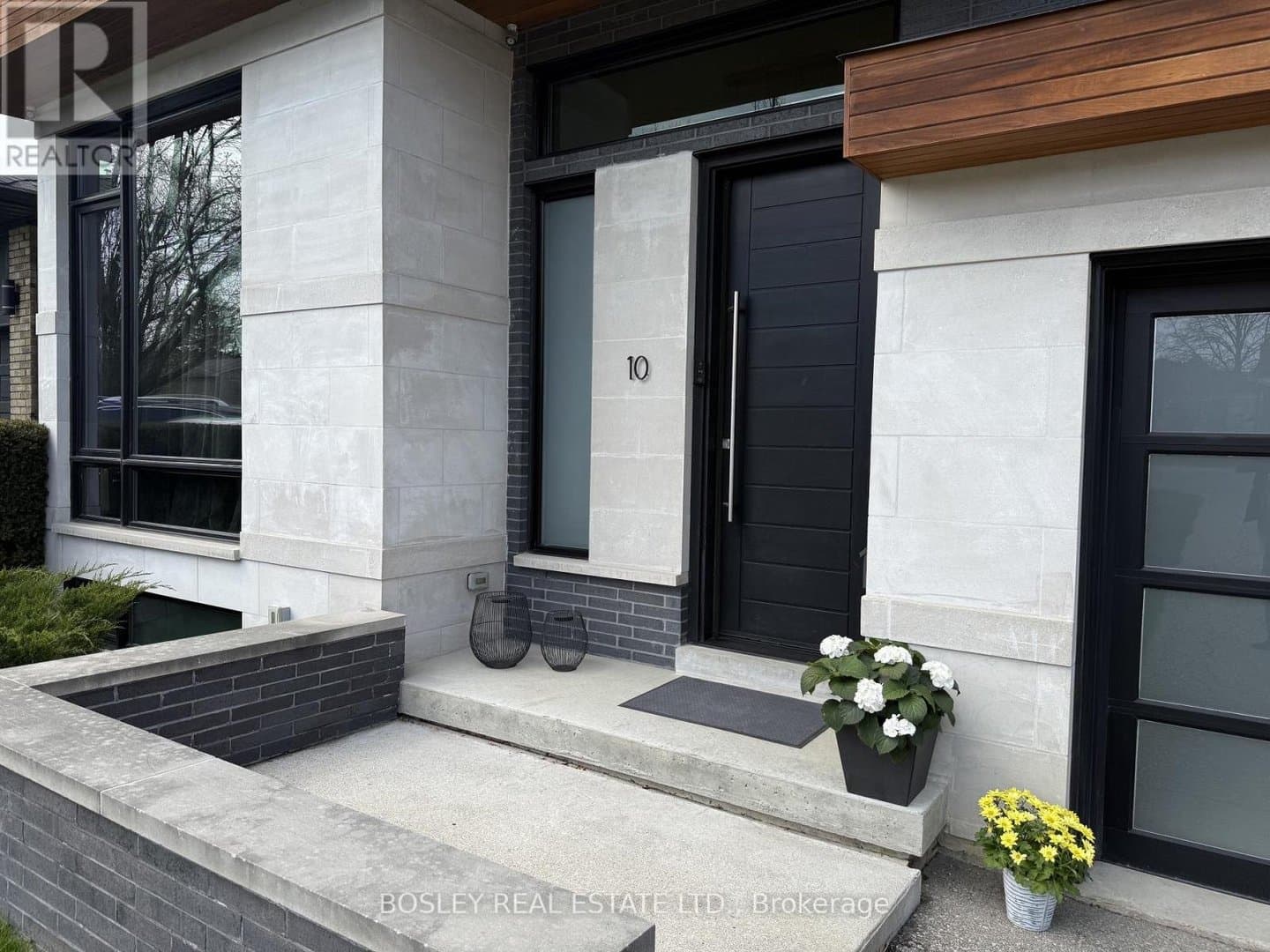 10 Graystone Gardens - Photo 2
