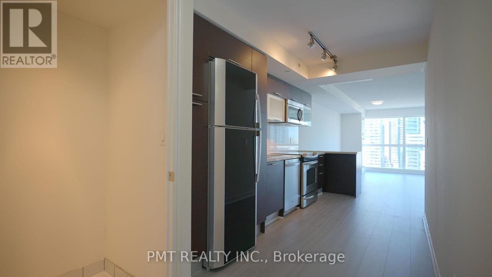 386 Yonge Street - Photo 2