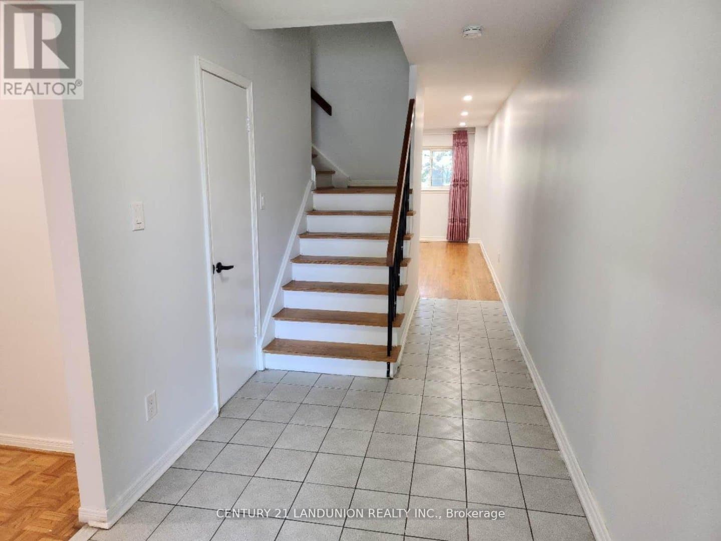 10 Lunsfield Crescent - Photo 2