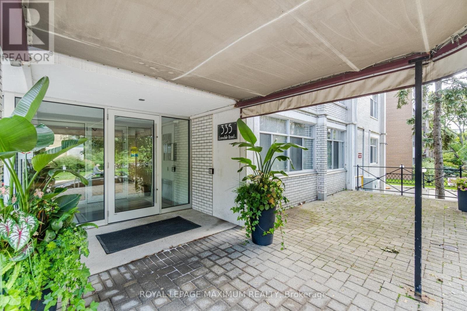 335 Lonsdale Road - Photo 2