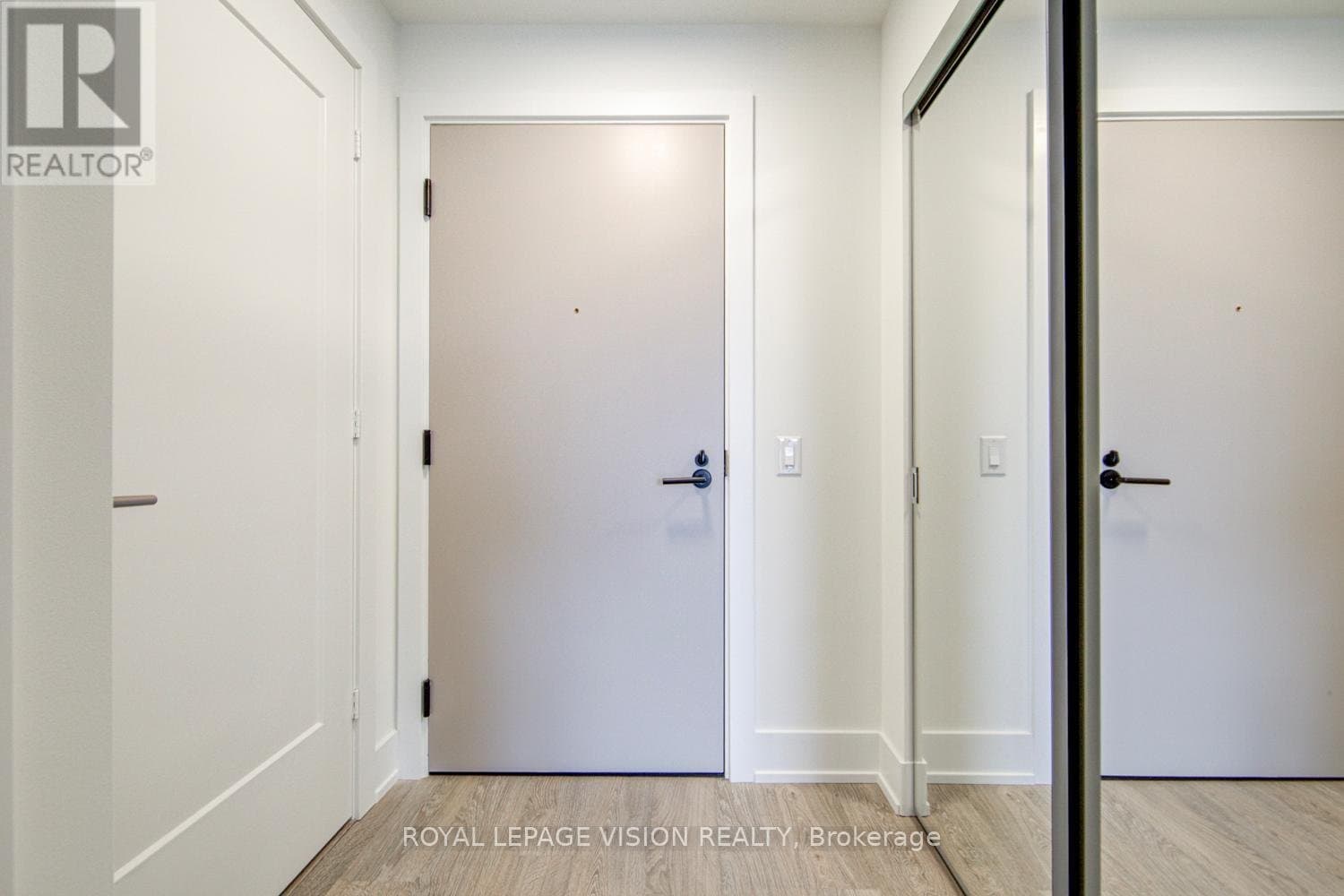 858 Dupont Street - Photo 3