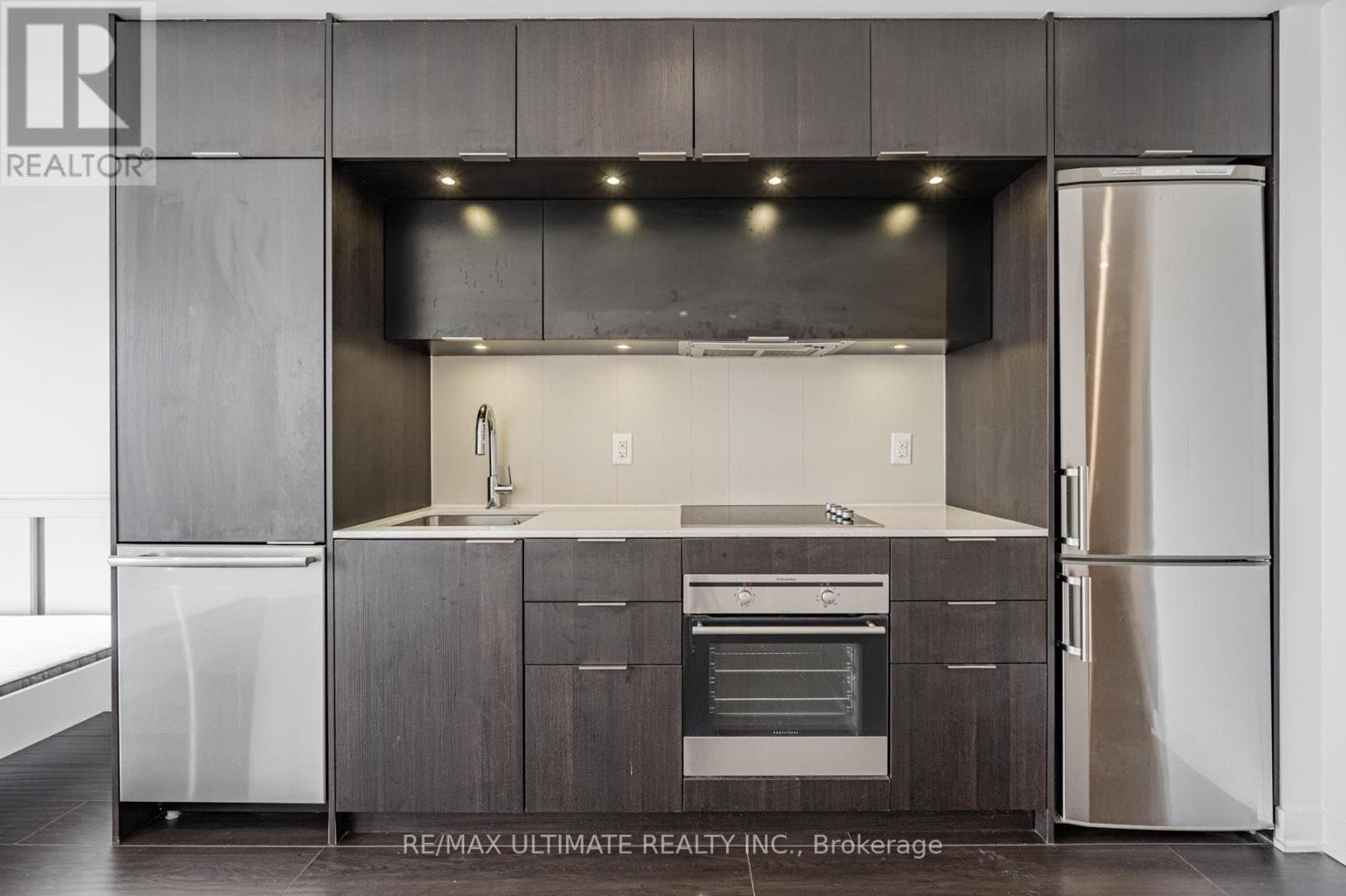170 Sumach Street - Photo 2
