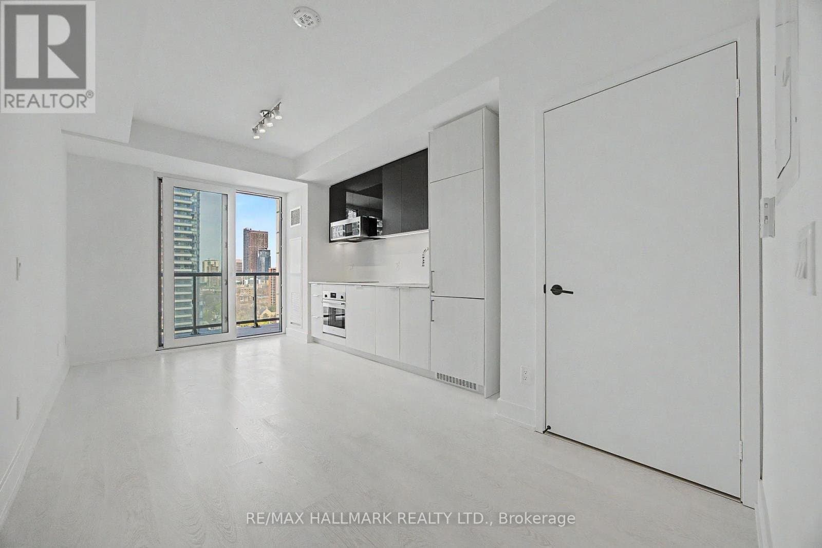 308 Jarvis Street - Photo 3