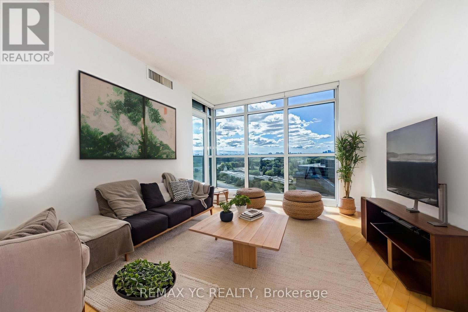 28 Harrison Garden Boulevard - Photo 3