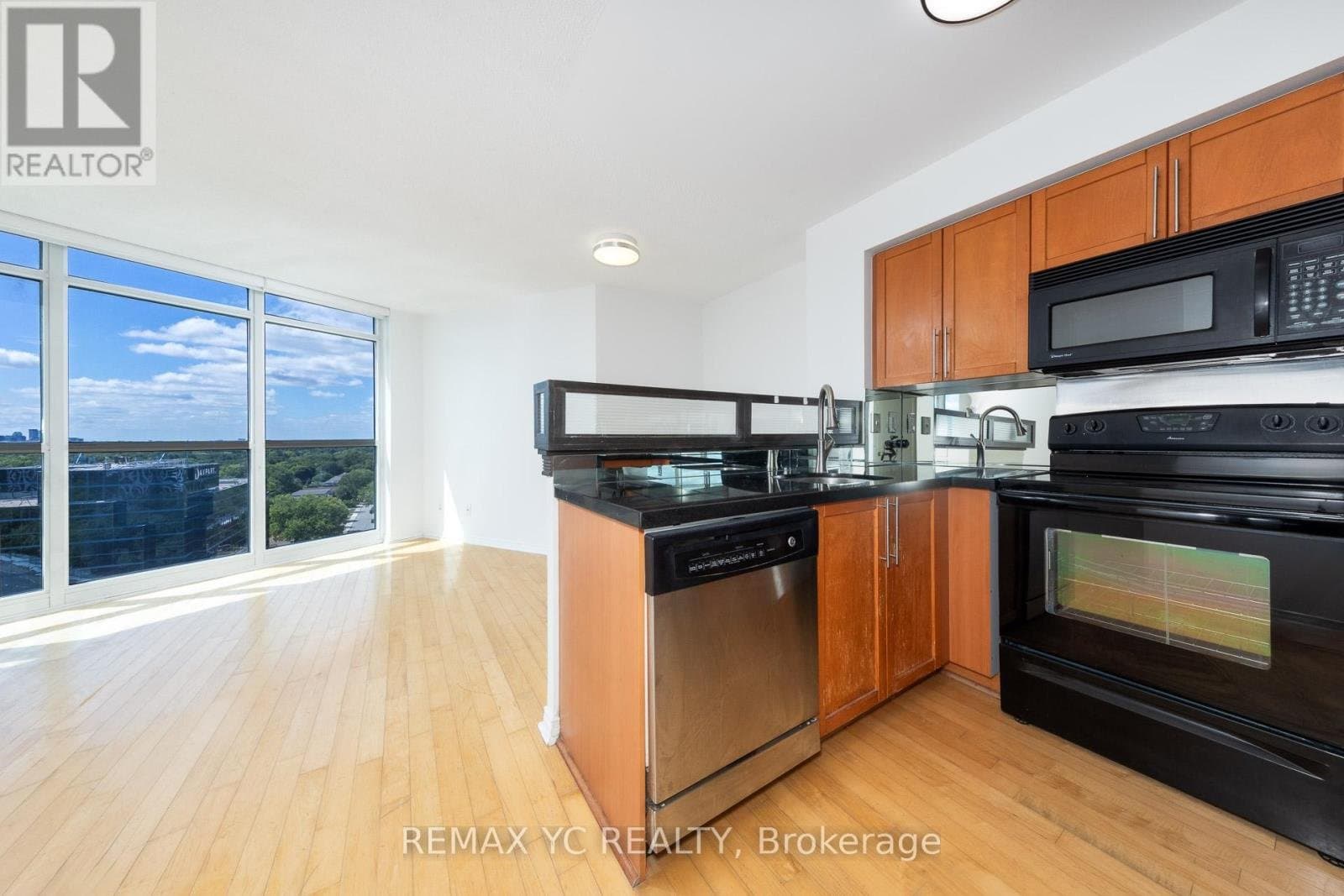 28 Harrison Garden Boulevard - Photo 4