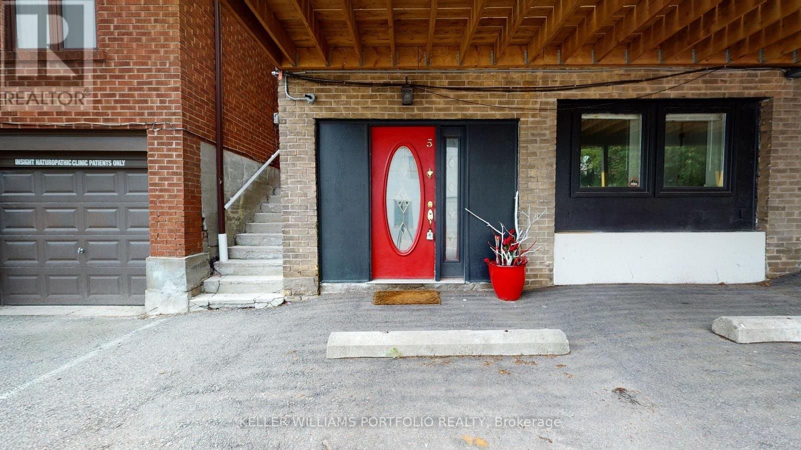 546 Eglinton Avenue - Photo 3