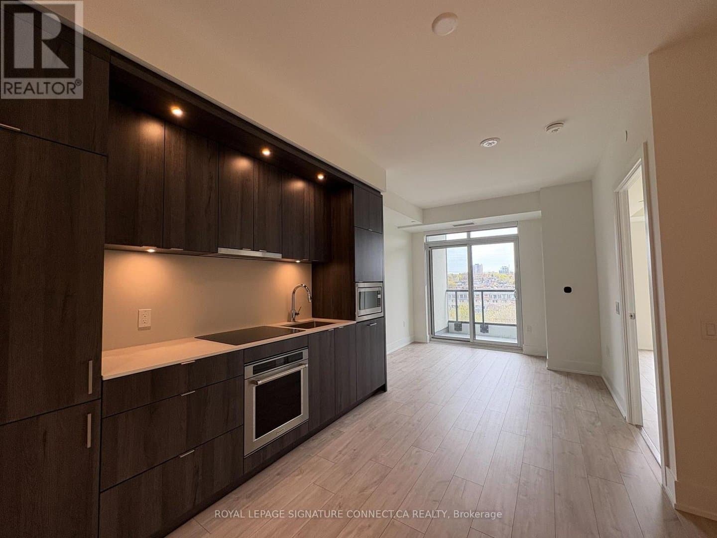 858 Dupont Street - Photo 2