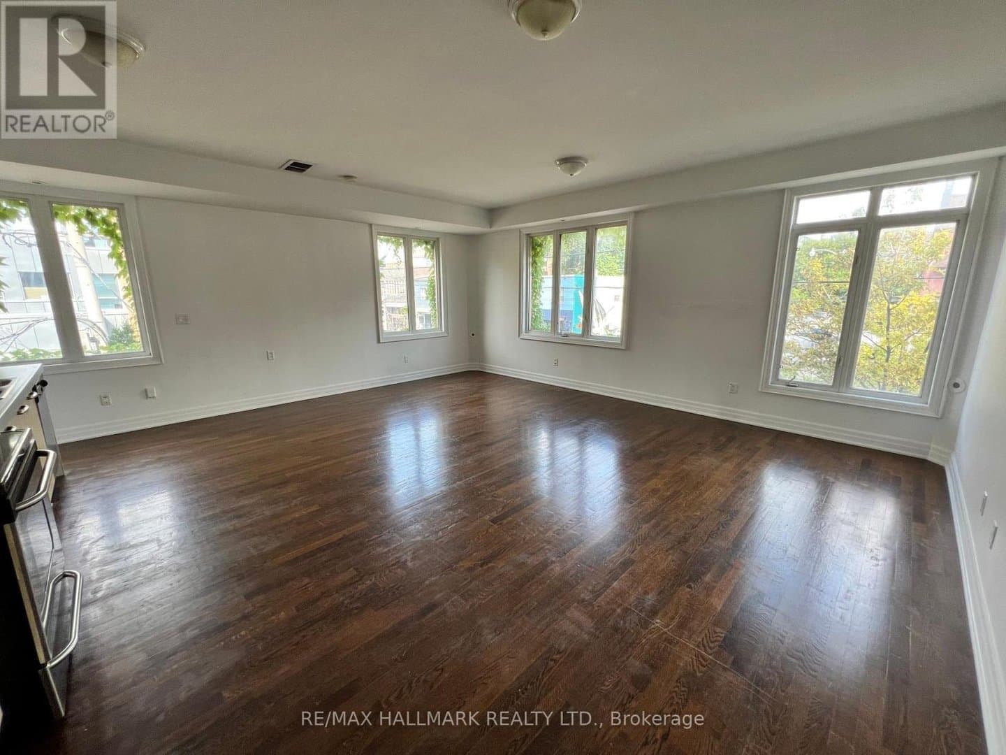 215 Heward Avenue - Photo 2