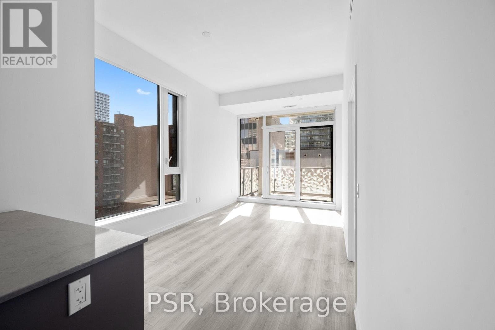 101 Roehampton Avenue - Photo 2