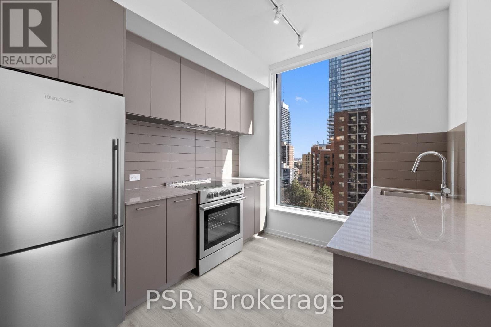 101 Roehampton Avenue - Photo 3