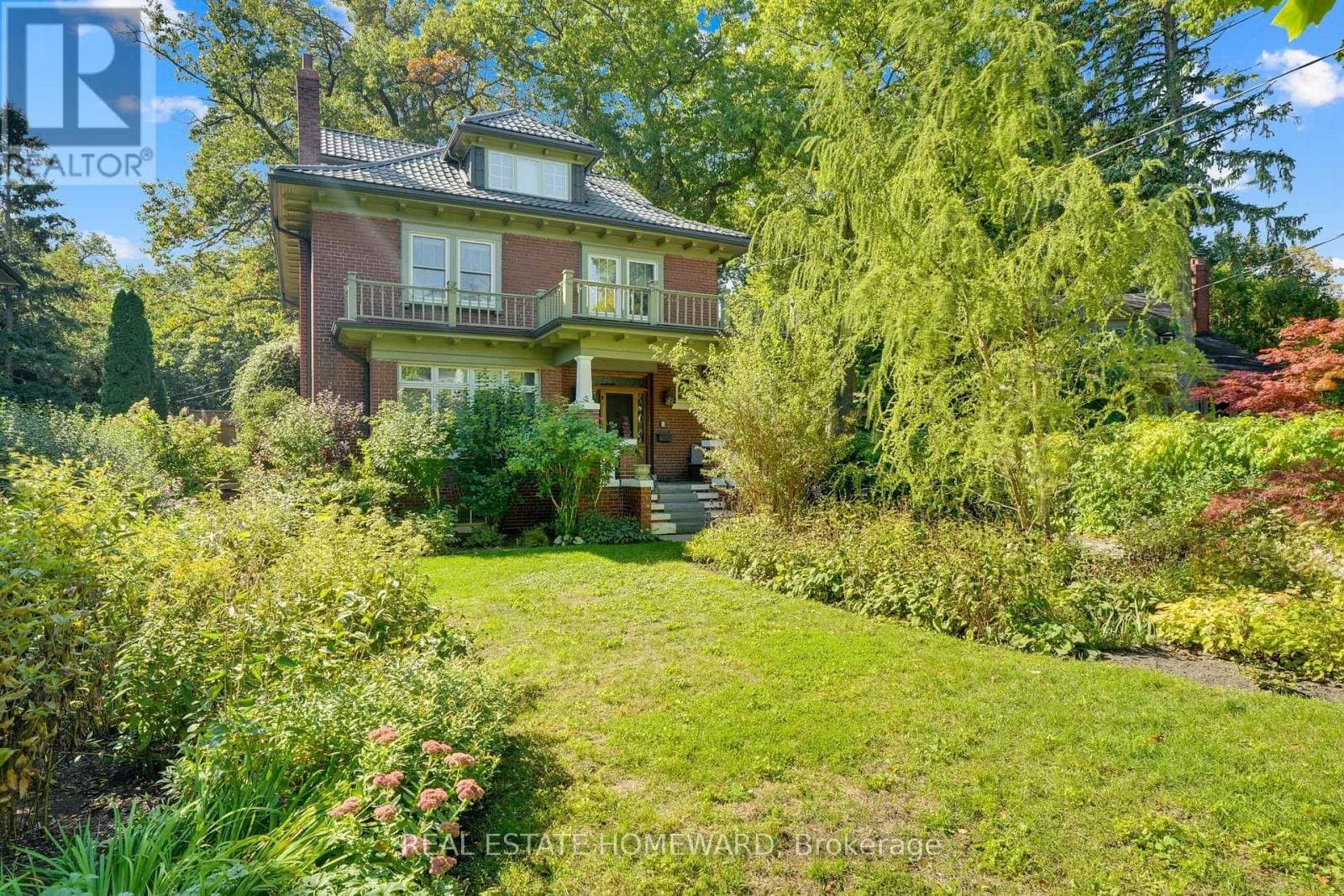 32 Hollywood Crescent