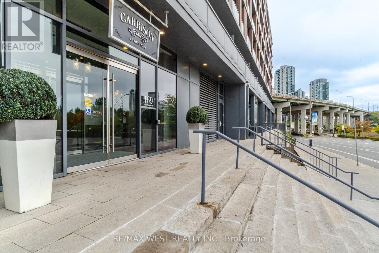 169 Fort York Boulevard - Photo 2