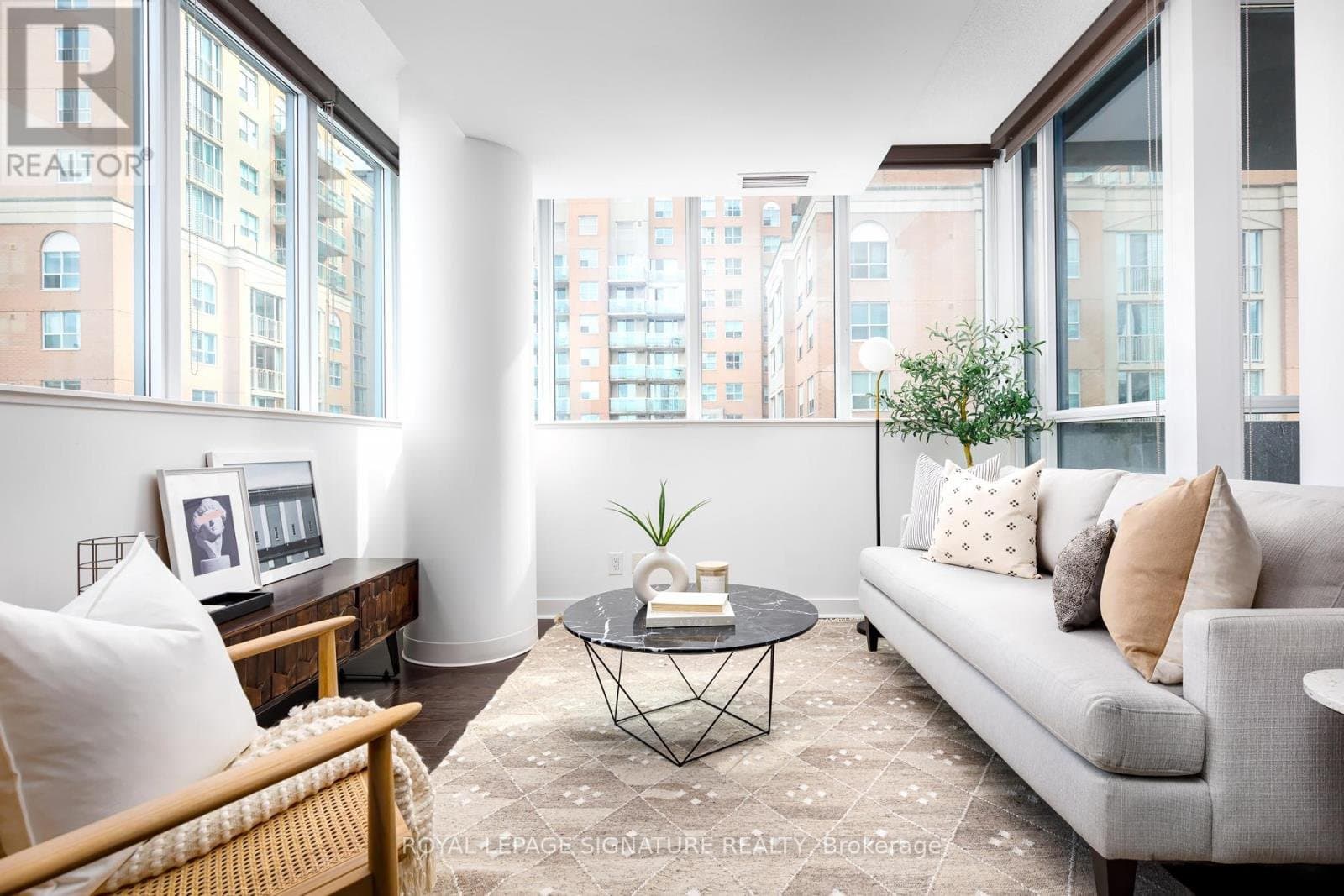 320 Richmond Street - Photo 2