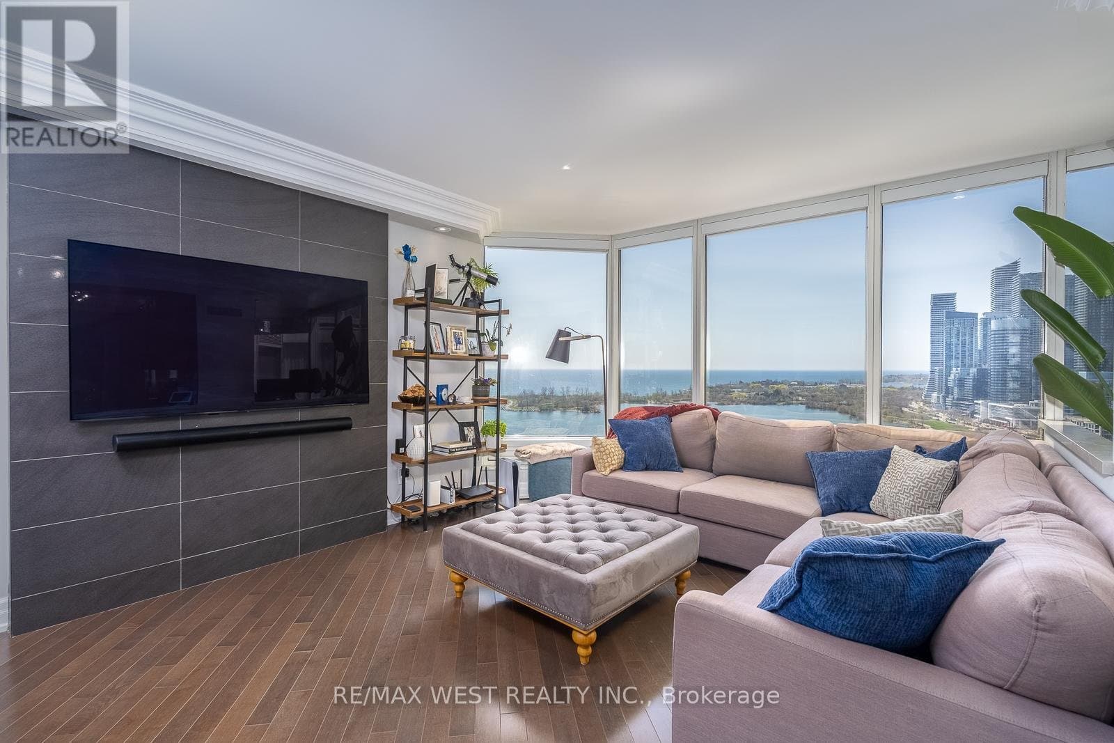 1 Palace Pier Court