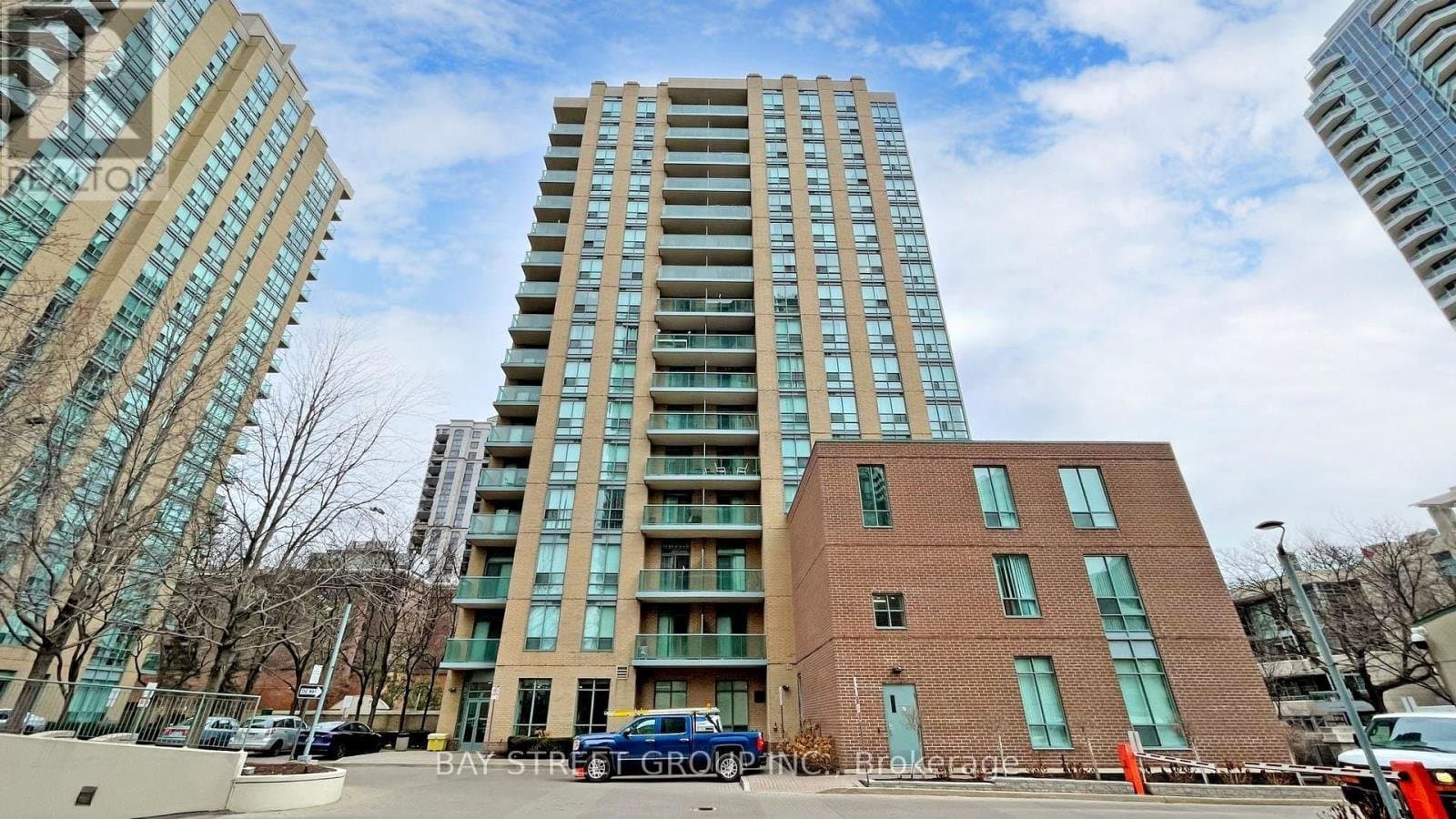 28 Olive Avenue - Photo 3