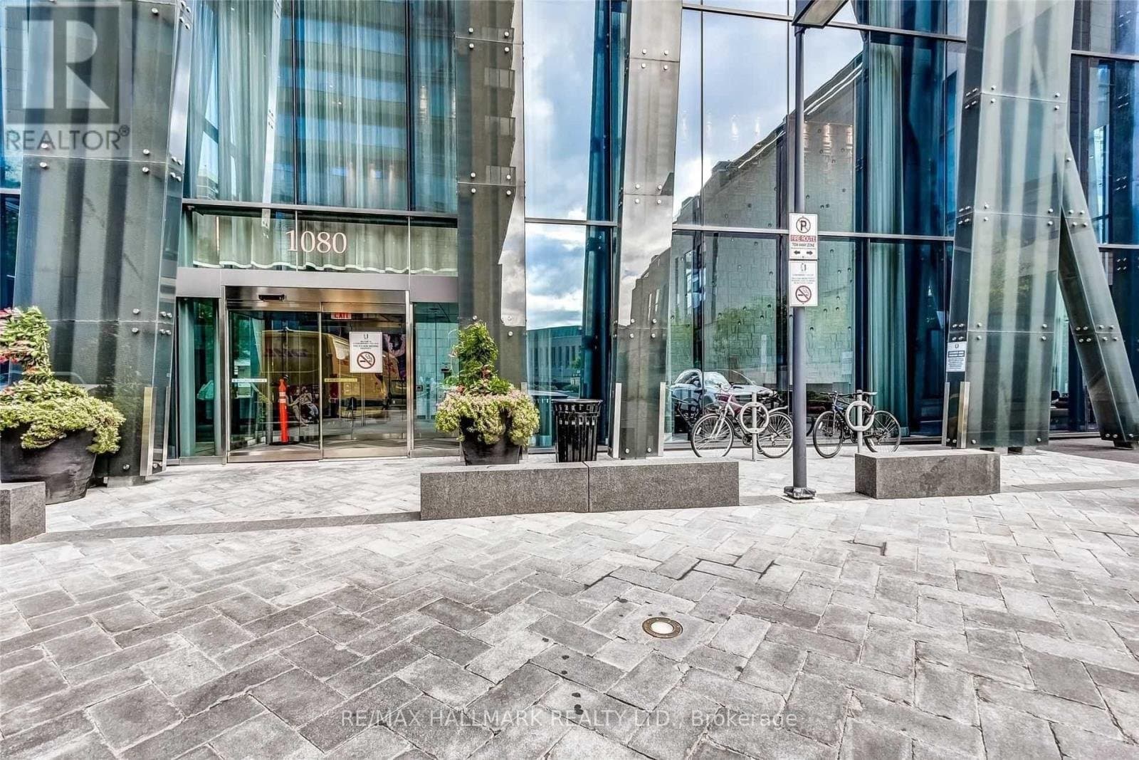 1080 Bay Street - Photo 2