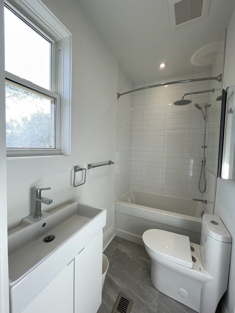 2133 Gerrard Street East - Photo 2