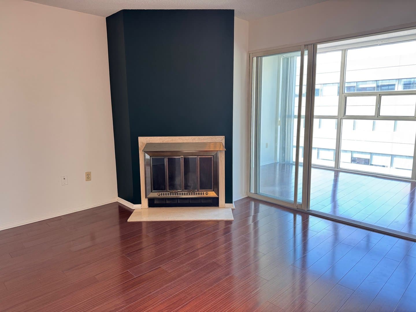 705 King Street West - Photo 2