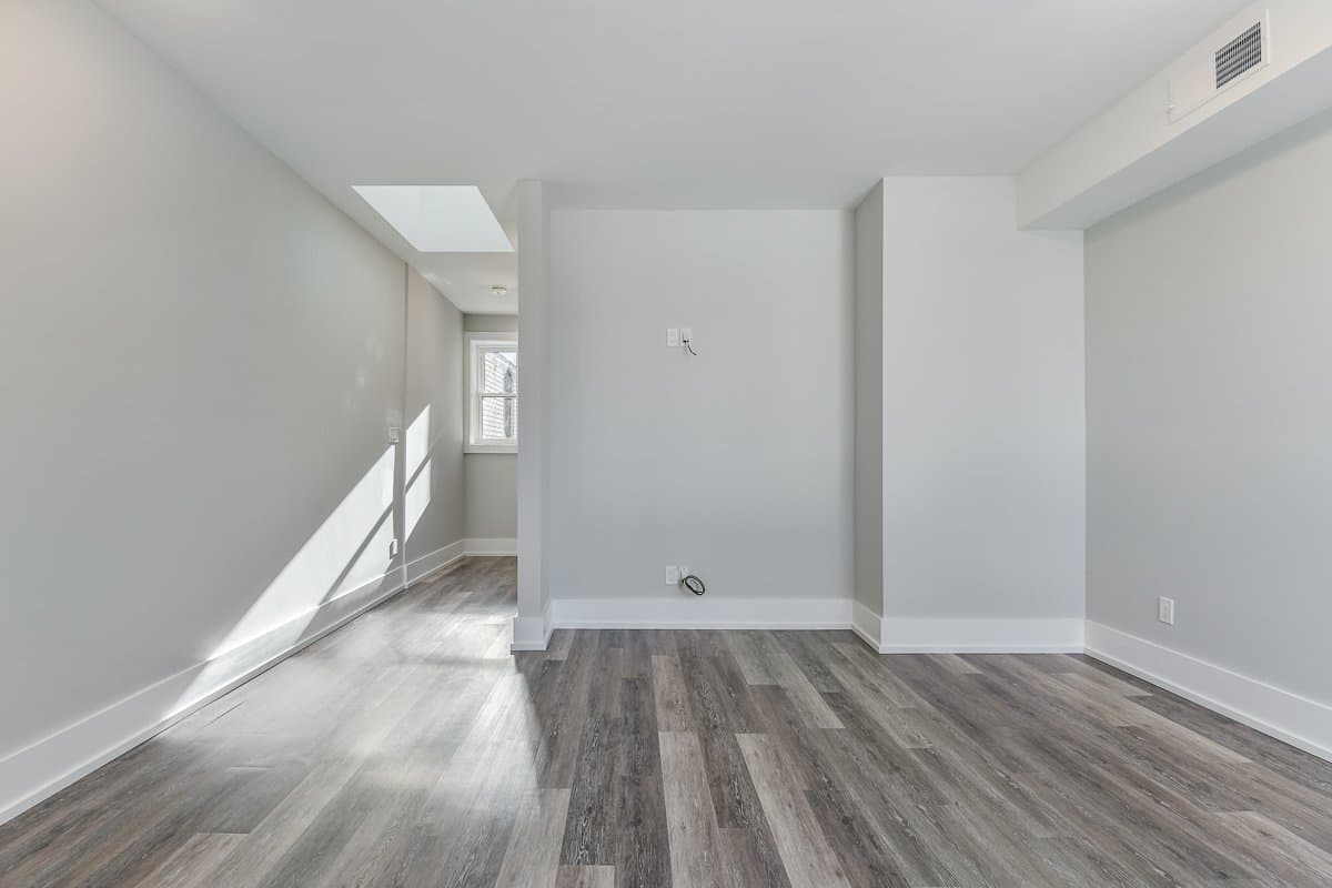1140 Queen Street East - Photo 2
