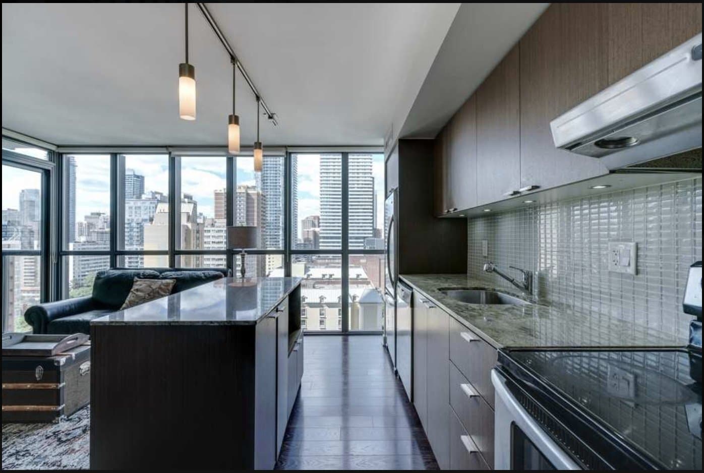 110 Charles Street East - Photo 2