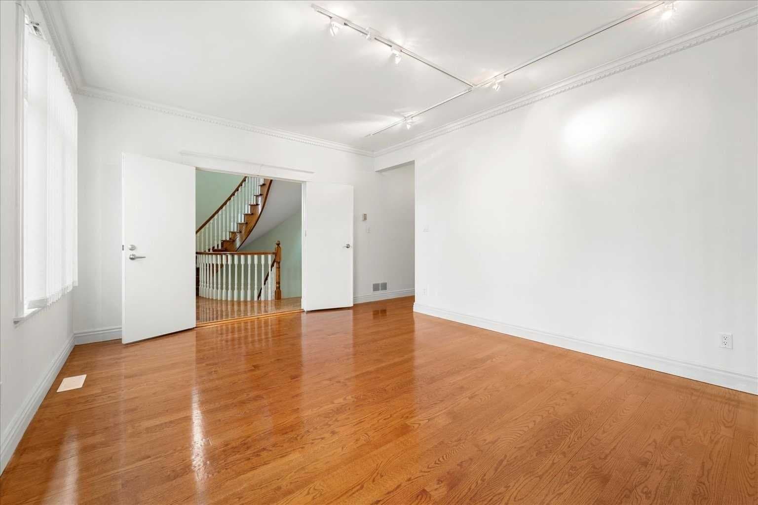 1081 Glencairn Avenue - Photo 3