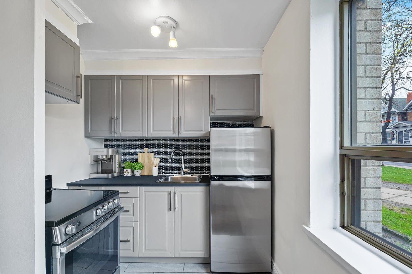 1 Springhurst Avenue - Photo 2