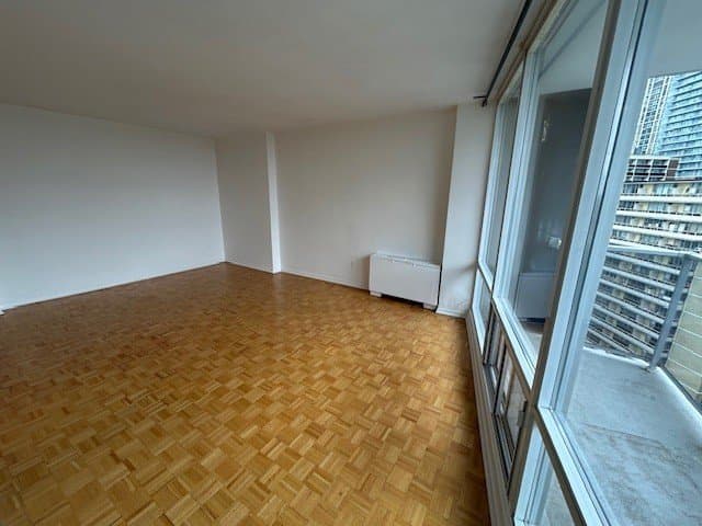 245 Roehampton Avenue - Photo 2