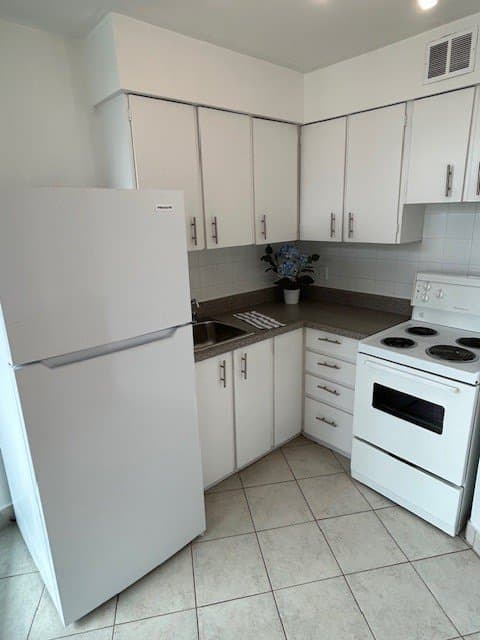 245 Roehampton Avenue - Photo 3