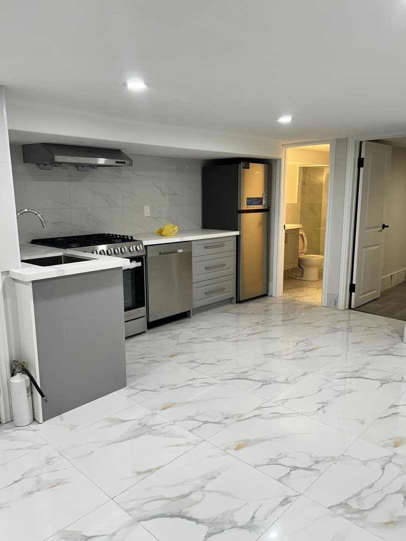 687 Markham Street - Photo 3