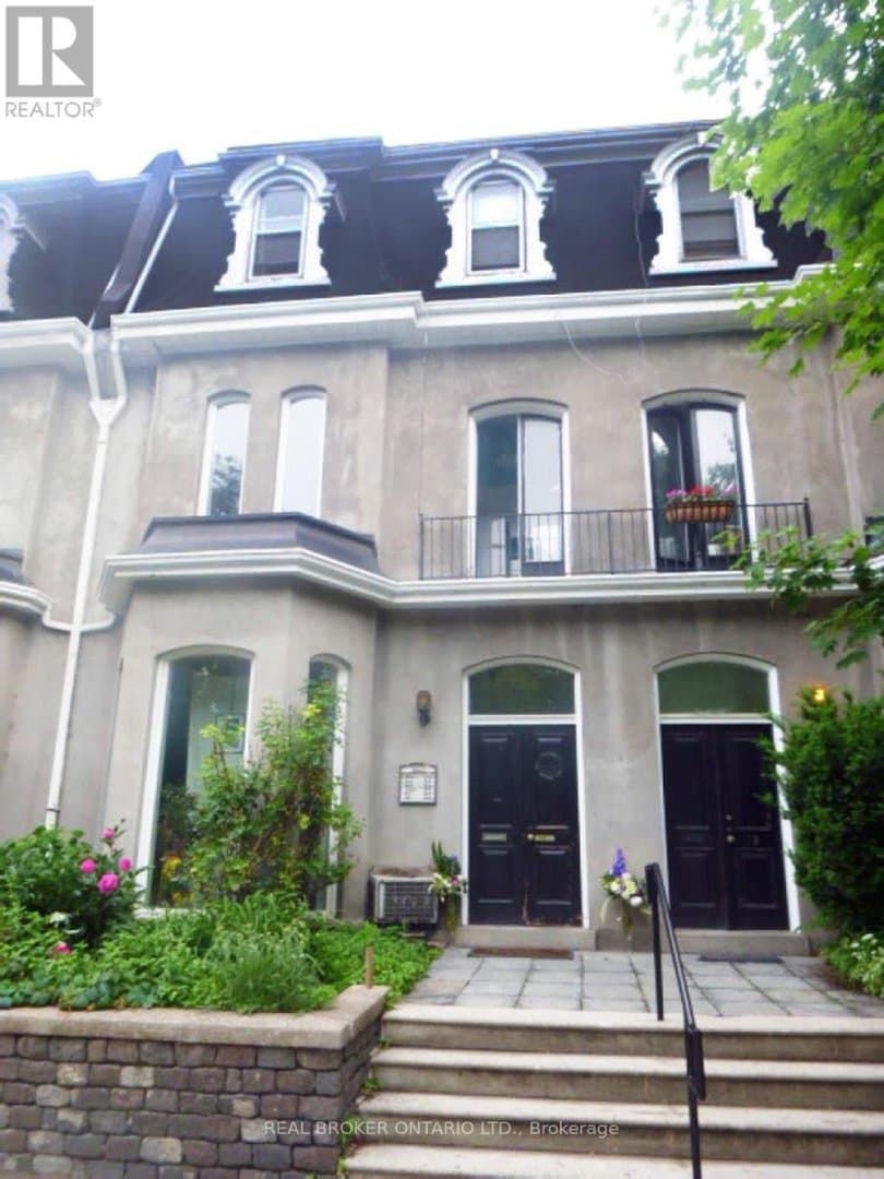 11 Clarence Square - Photo 1