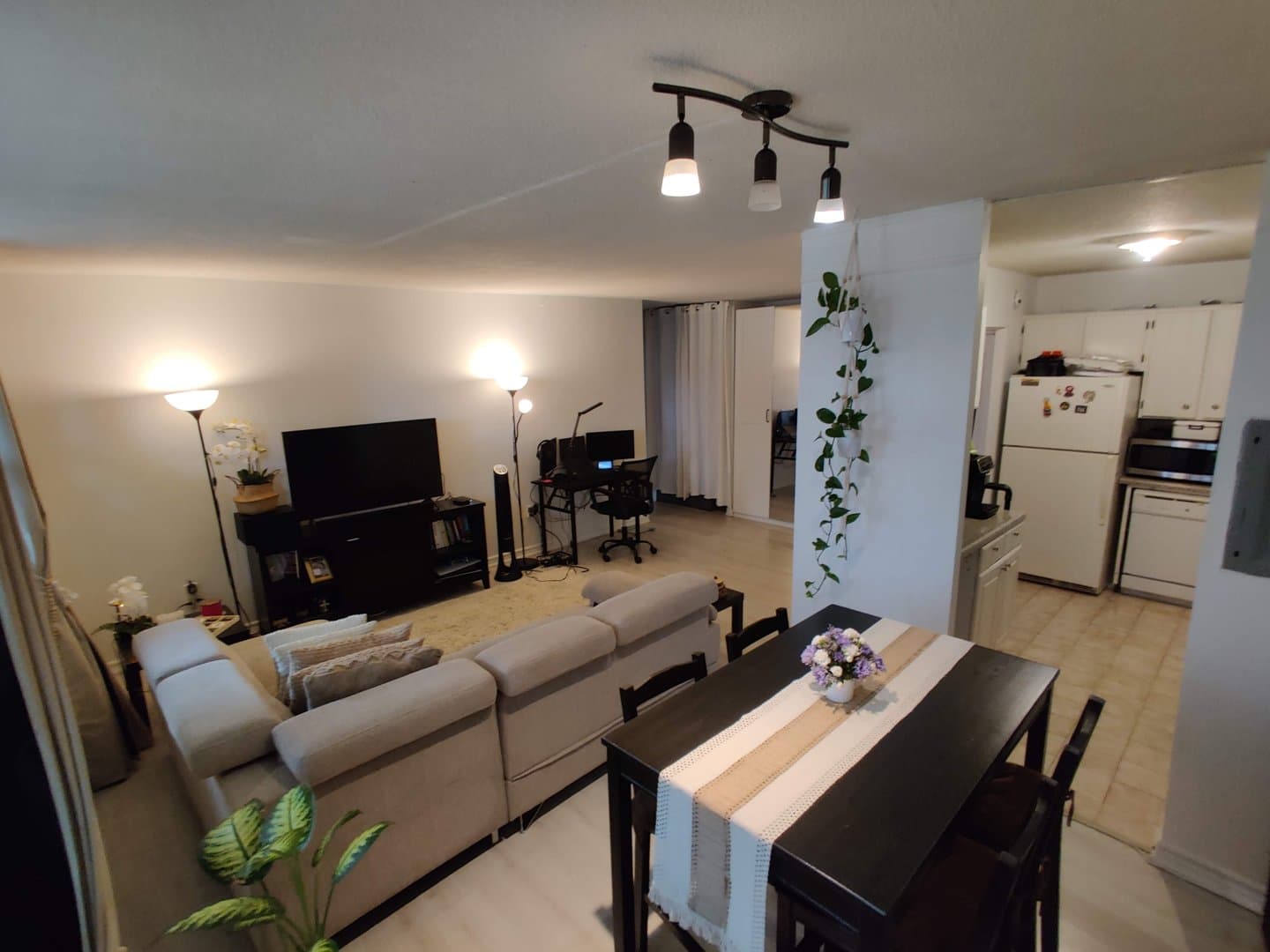 541 Blackthorn Avenue - Photo 2