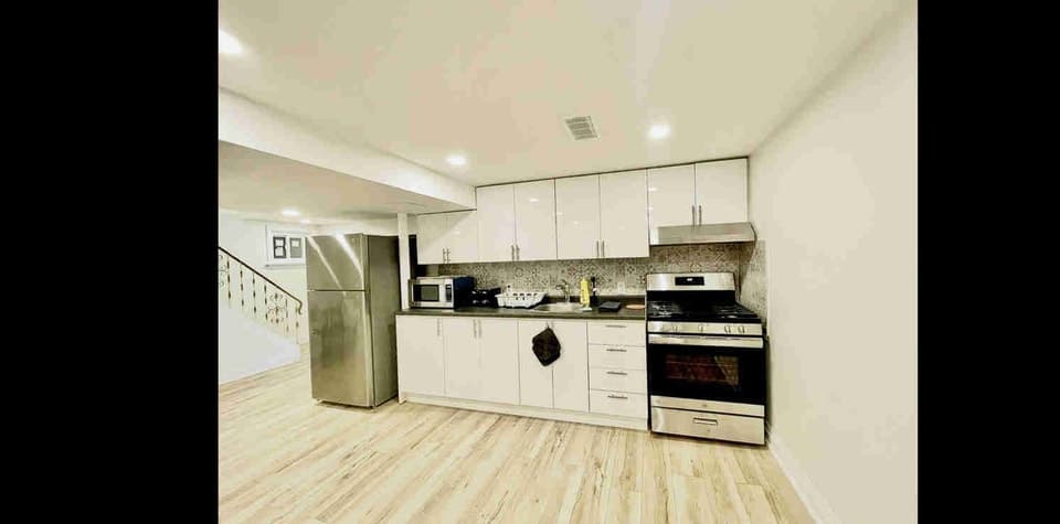 Lawrence Ave W, Toronto, M9P 2A3