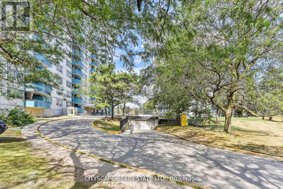 - 1442 LAWRENCE AVENUE, Toronto (Maple Leaf), ON, M6L1B2