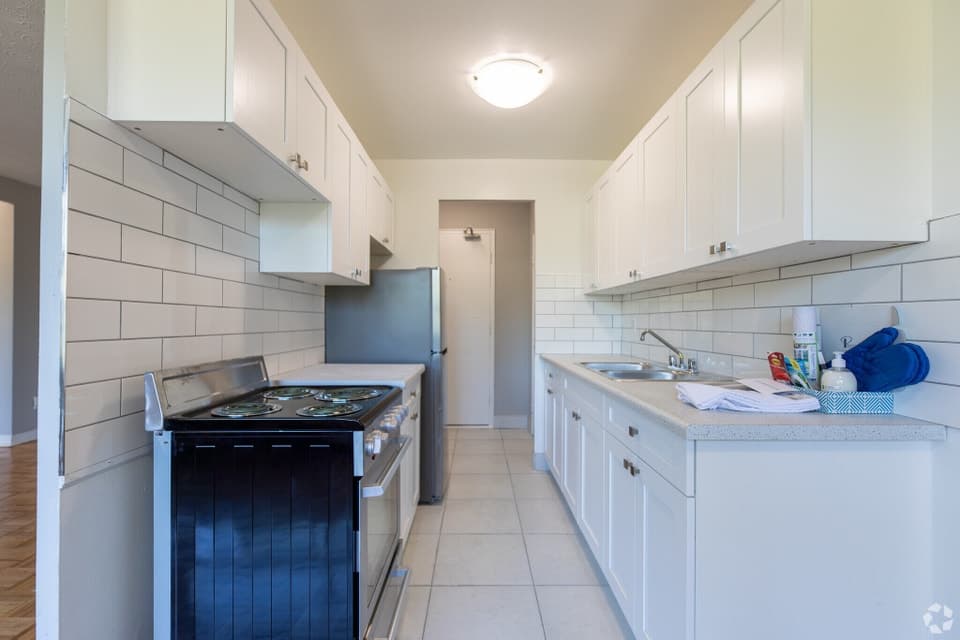 9 Bergamot Avenue, Toronto, ON, M9W 3X1