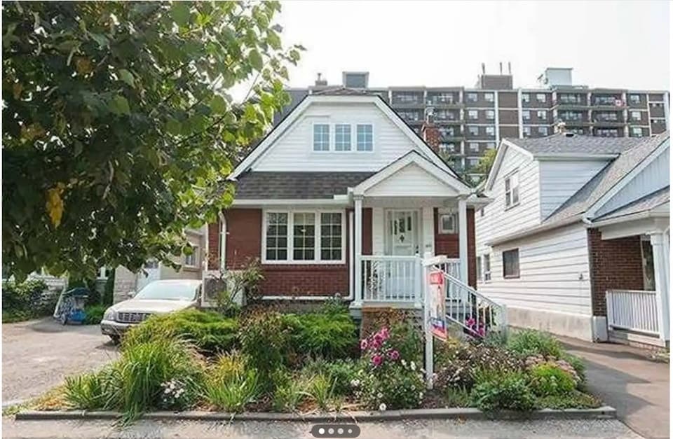 East York, ON M4J 2P2