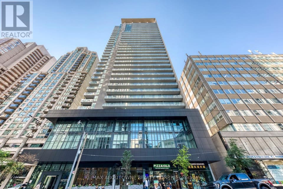 - 770 BAY STREET, Toronto (Bay Street Corridor), ON, M5G1N6