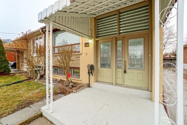 110 Lanyard Rd, North York, ON M9M 1Y9